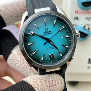 VS Omega 2025 New "Turquoise" 41MM Featuring VS Dandong 8800 integrated movement with 54-hour power reserve! Break free from the mundane black, white, and blue—let a touch of turquoise showcase your distinctive aesthetic taste! Capture the natural transition from light to deep green on your wrist, reminiscent of sunlight dancing across the ocean's surface.